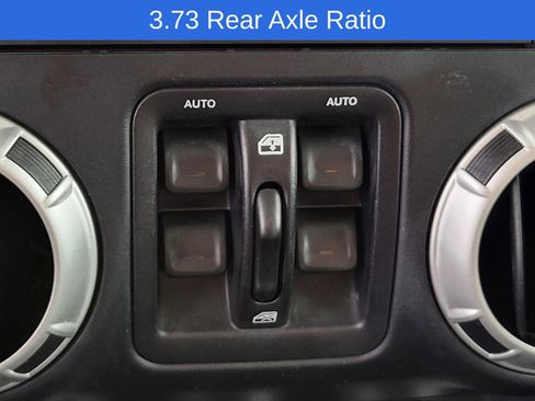 Used 2017 Jeep Wrangler Unlimited Sahara w/ Connectivity Group AWD/4WD image 25