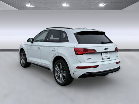 Certified 2025 Audi Q5 2.0T Premium w/ Convenience Plus Package image 3