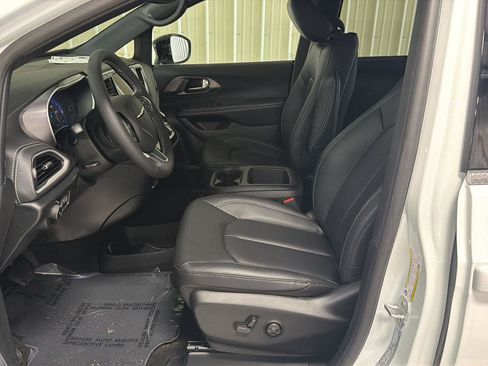 New 2026 Chrysler Pacifica Select FWD image 15