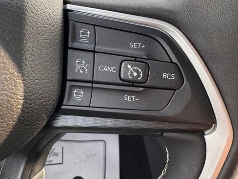 Used 2023 Jeep Grand Cherokee L Laredo AWD/4WD image 29