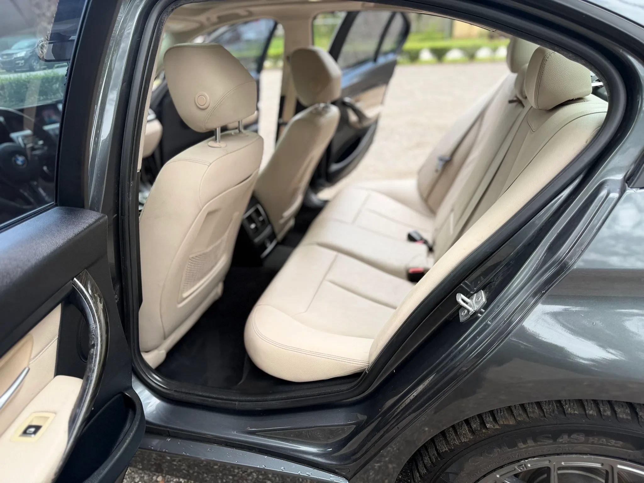 Used 2017 BMW 320i Sedan RWD image 4