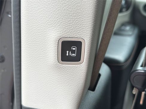 Used 2018 Chrysler Pacifica Touring-L Plus FWD image 23