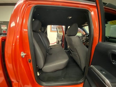 Used 2018 Toyota Tacoma TRD Sport AWD/4WD image 15