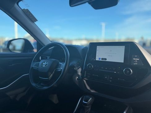 Used 2024 Toyota Highlander LE image 23