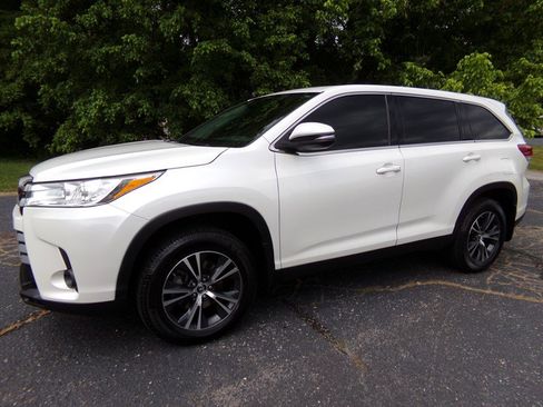 Used 2019 Toyota Highlander LE AWD/4WD image 1