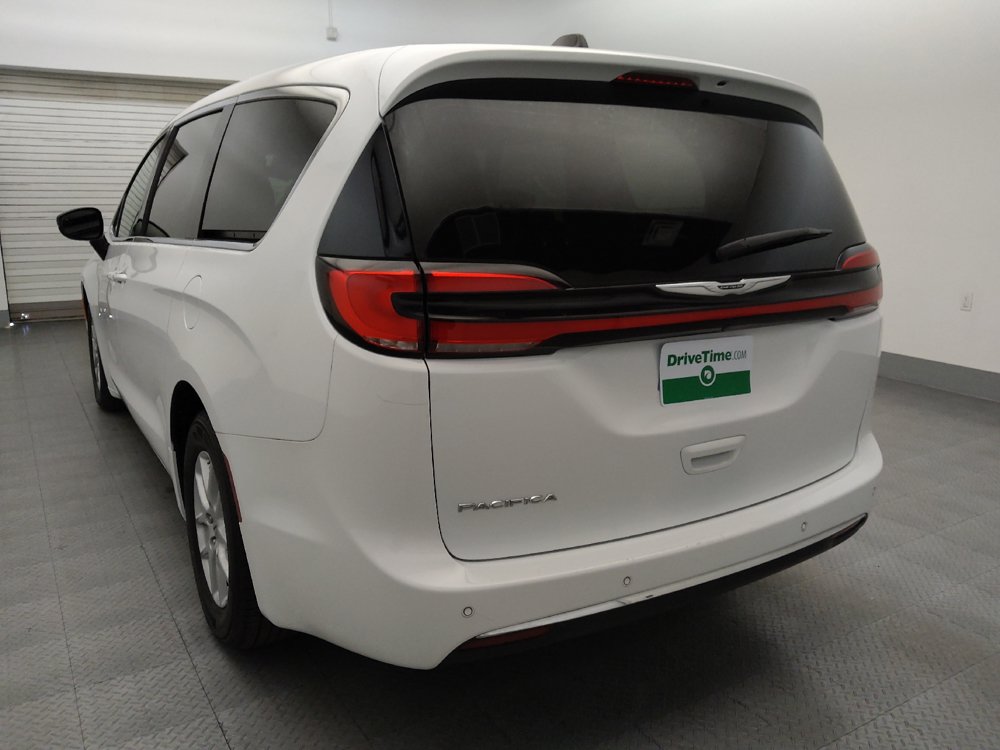 Used 2024 Chrysler Pacifica Touring-L FWD image 5
