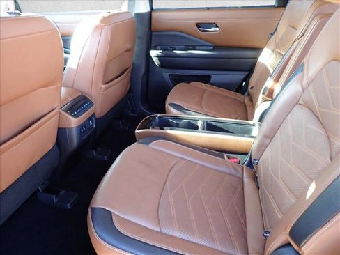 Used 2022 Nissan Pathfinder Platinum image 10