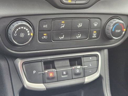 Used 2024 GMC Terrain SLE image 8