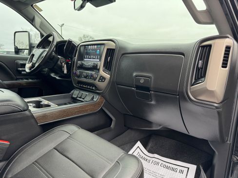 Used 2019 GMC Sierra 2500 Denali w/ Duramax Plus Package AWD/4WD image 17