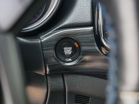 Used 2019 Jeep Grand Cherokee Laredo AWD/4WD image 25
