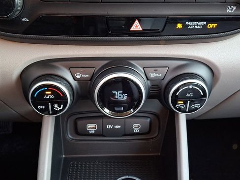 Used 2025 Hyundai Venue SEL image 16