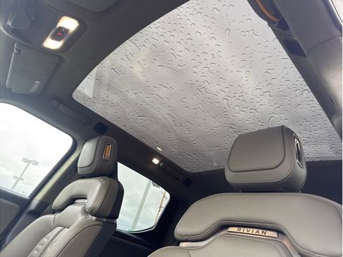 Used 2022 Rivian R1T Adventure image 21