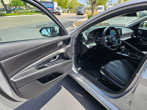 Used 2023 Hyundai Elantra Limited image 12