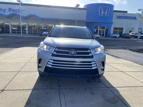 Used 2019 Toyota Highlander XLE image 3