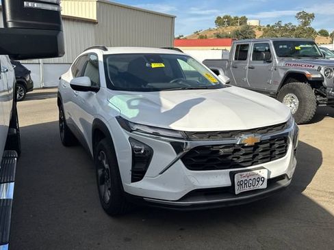 Used 2025 Chevrolet Trax LT FWD image 2