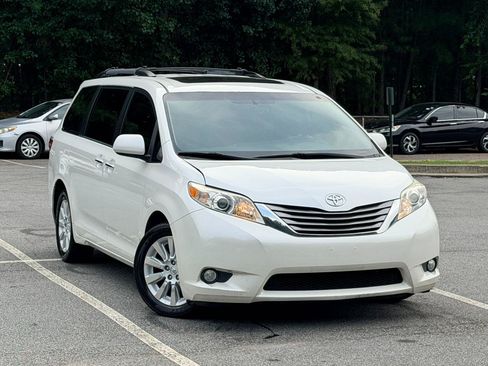 Used 2015 Toyota Sienna XLE w/ XLE Navigation Package AWD/4WD image 4