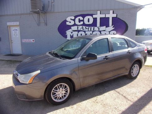 Used 2010 Ford Focus SE FWD image 1