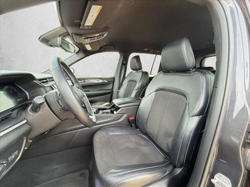 Used 2022 Jeep Grand Cherokee Altitude AWD/4WD image 14