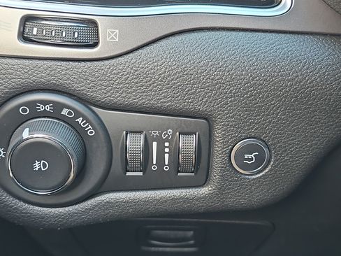 Used 2019 Jeep Cherokee Limited FWD image 26
