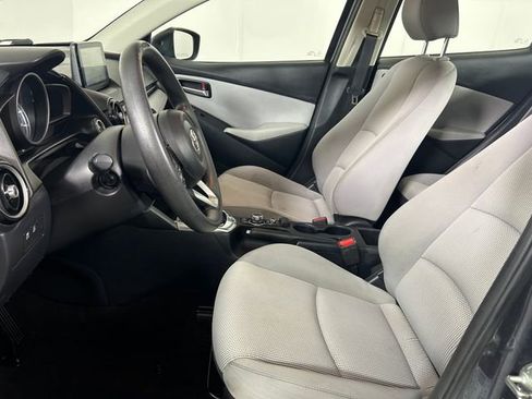 Used 2019 Toyota Yaris L image 12