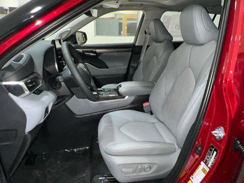 New 2026 Toyota Highlander Limited image 18