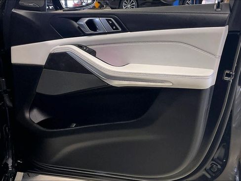 Used 2025 BMW X5 xDrive40i w/ M Sport Package image 21