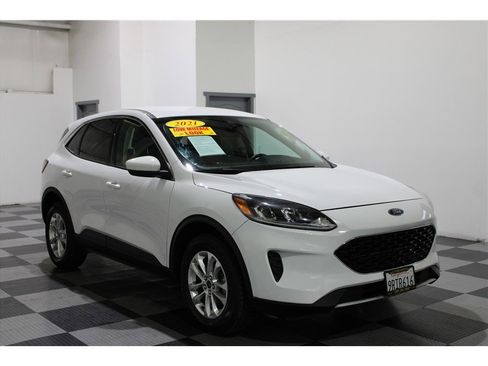 Used 2021 Ford Escape SE image 3
