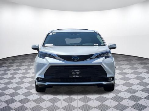 Used 2025 Toyota Sienna XLE w/ XLE Plus Package FWD image 5
