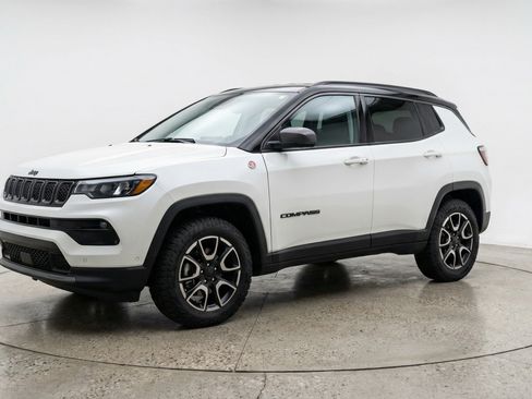 Used 2025 Jeep Compass Trailhawk image 3