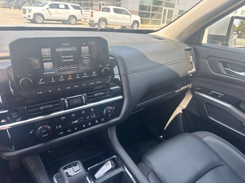 Used 2025 Nissan Pathfinder SL FWD image 19