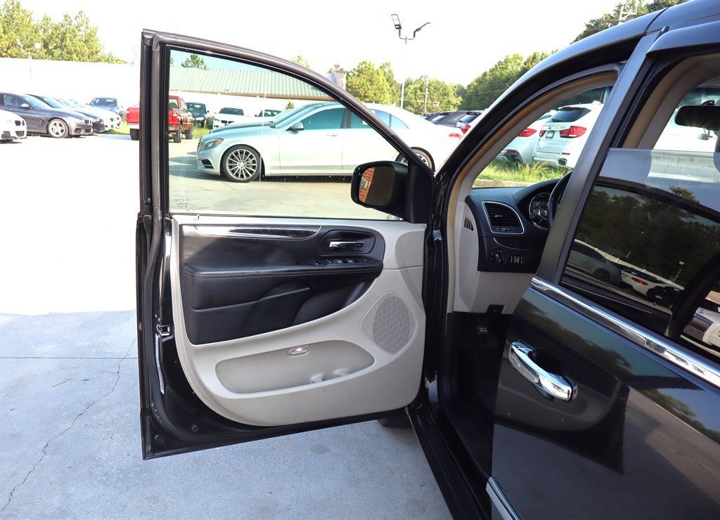 Used 2016 Chrysler Town & Country Touring FWD image 42