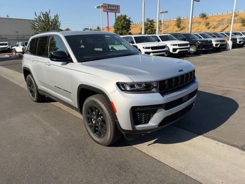 New 2026 Jeep Grand Cherokee Altitude AWD/4WD image 9