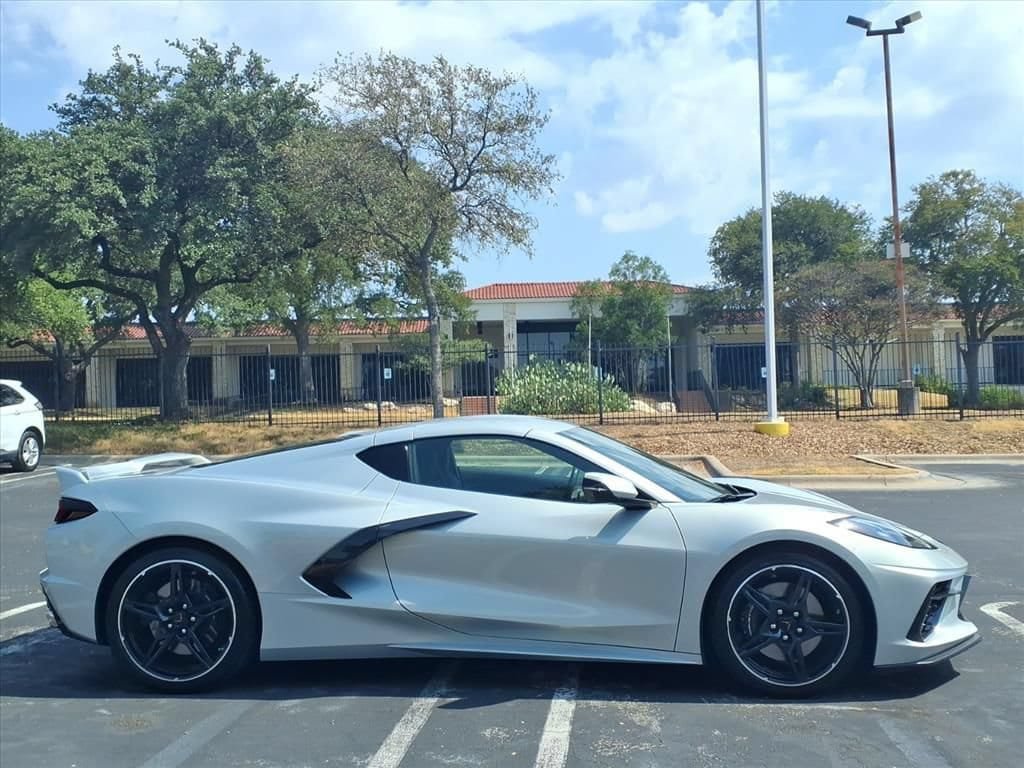 Used 2021 Chevrolet Corvette Stingray Preferred Cpe w/ Z51 Performance Package RWD image 4