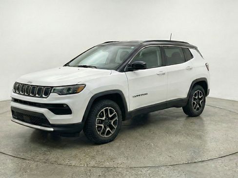 Used 2025 Jeep Compass Trailhawk AWD/4WD image 3