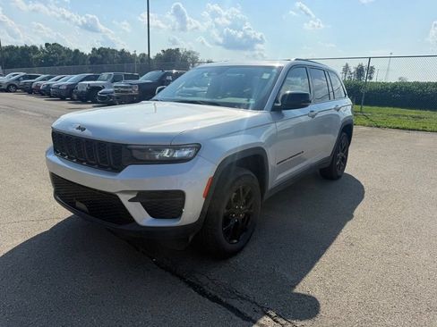 Used 2024 Jeep Grand Cherokee Altitude AWD/4WD image 2