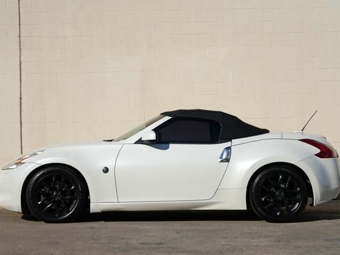 Used 2010 Nissan 370Z Touring RWD image 8