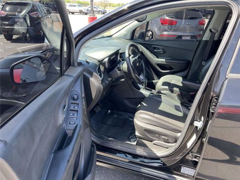 Used 2021 Chevrolet Trax LT w/ Midnight Edition FWD image 9