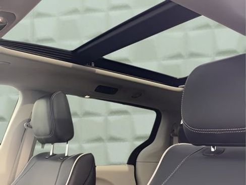 Certified 2024 Chrysler Pacifica Limited image 15