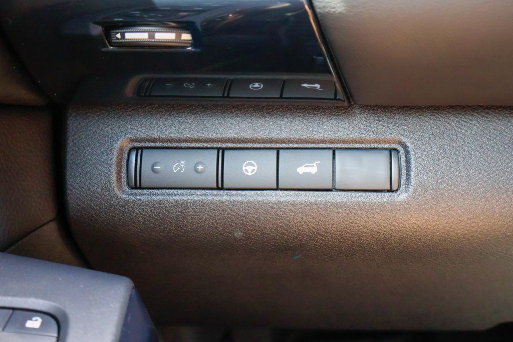 Used 2025 Nissan Pathfinder SV FWD image 21
