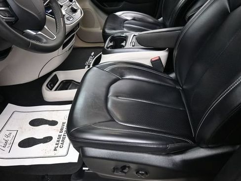 Used 2023 Chrysler Pacifica Touring-L FWD image 15