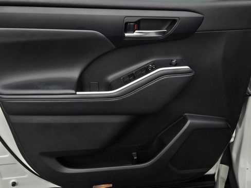 Certified 2022 Toyota Highlander XLE image 9
