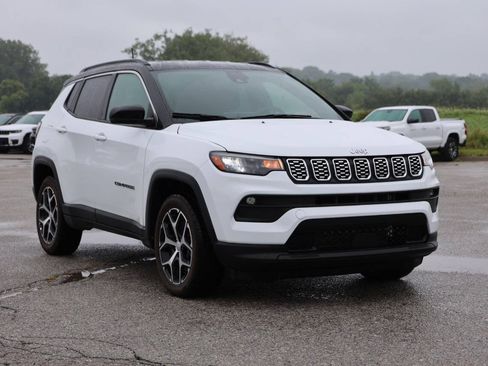 Used 2025 Jeep Compass Limited AWD/4WD image 4