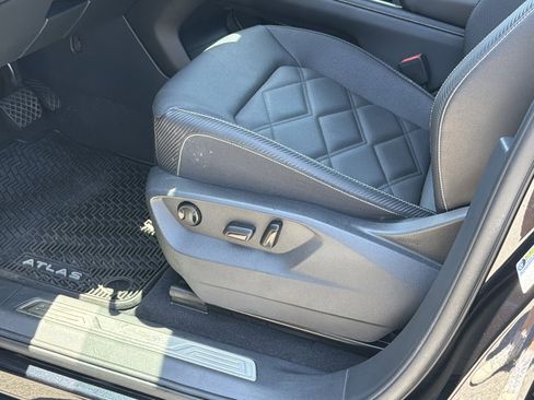 Used 2024 Volkswagen Atlas Cross Sport SE FWD image 15