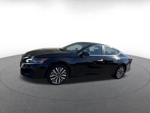 Used 2025 Nissan Altima 2.5 SV FWD image 8