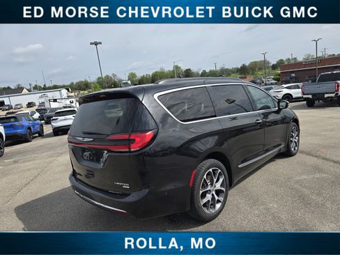 Used 2022 Chrysler Pacifica Limited w/ Uconnect Theater Family Group AWD/4WD image 3