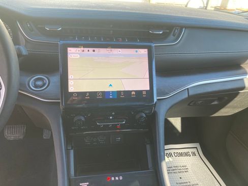 Used 2023 Jeep Grand Cherokee Limited image 23