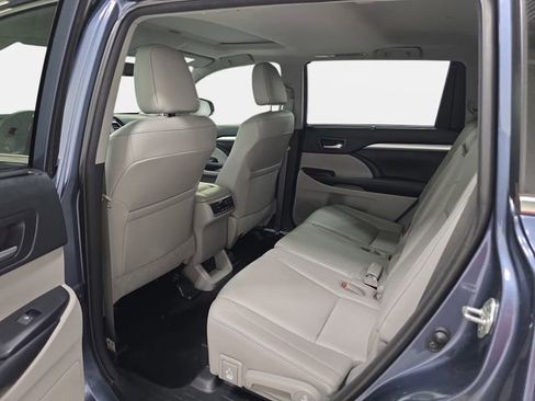 Used 2018 Toyota Highlander XLE AWD/4WD image 12