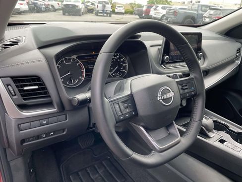 Used 2025 Nissan Rogue SV FWD image 18