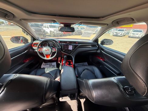 Used 2018 Toyota Camry XLE image 18