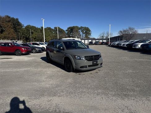 Used 2020 Dodge Journey SE w/ Blacktop Package image 3